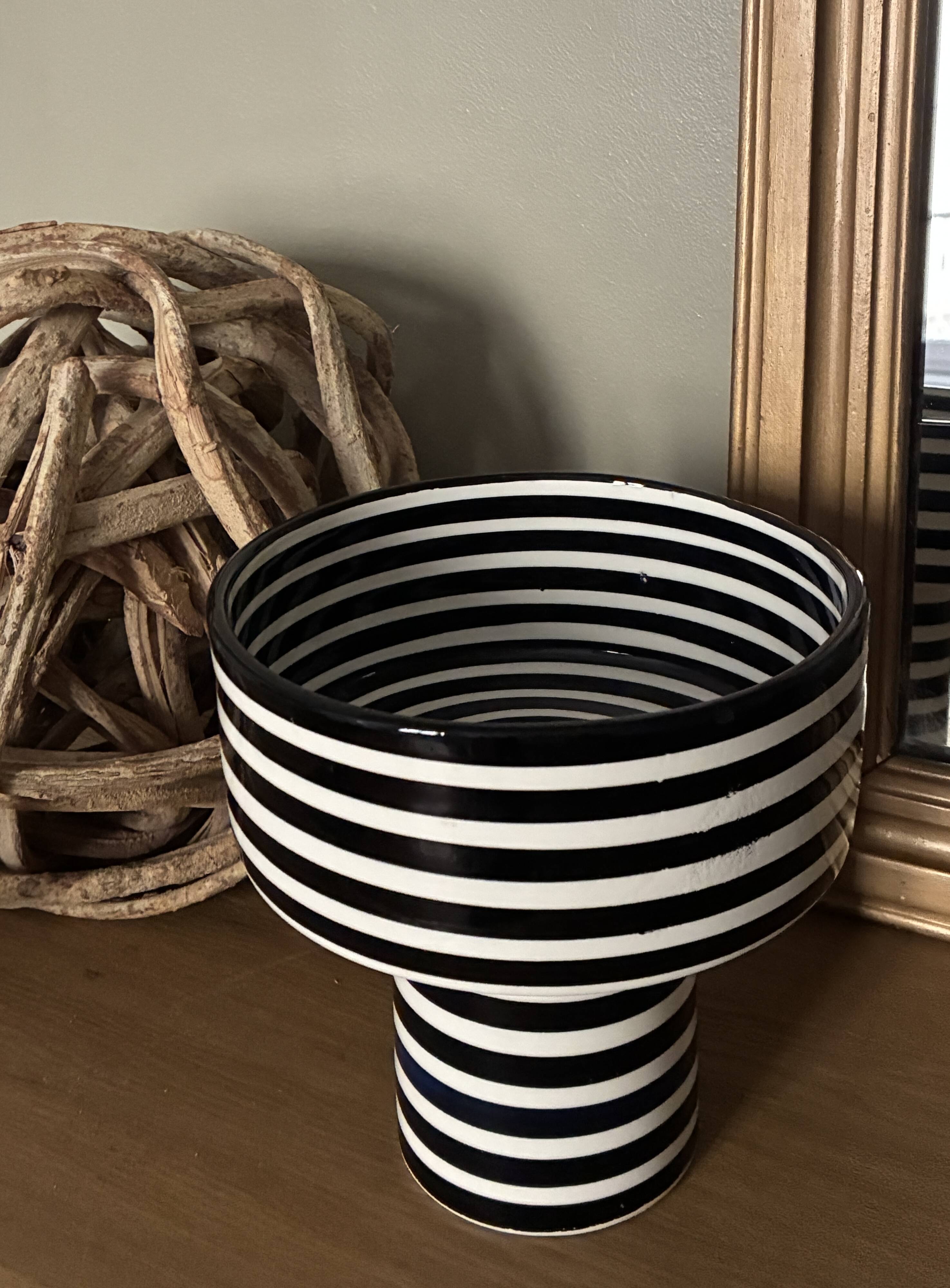 XL coupe presentation or base with black and white stripes.