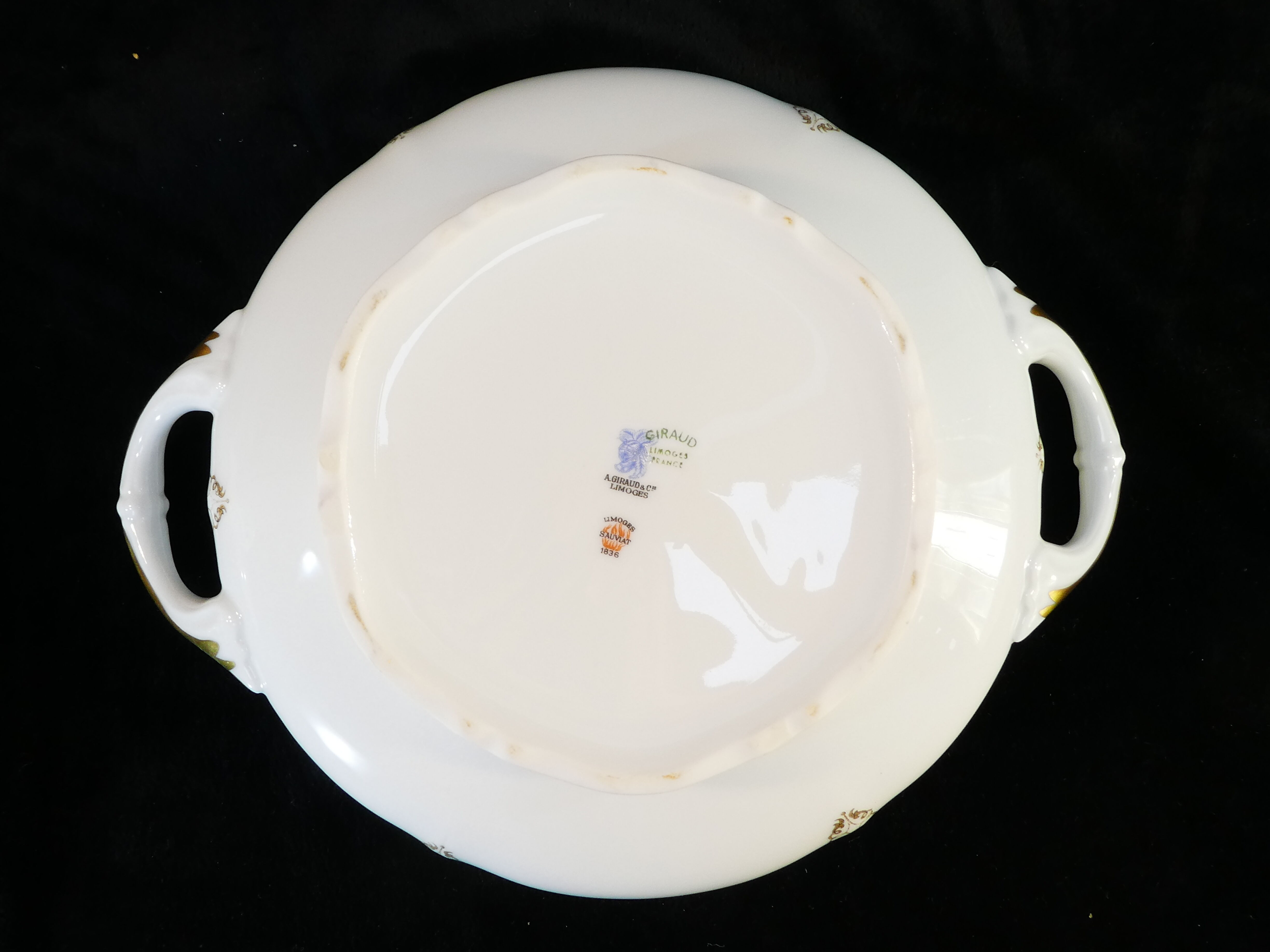 Soupière ronde en porcelaine de Limoges Giraud doré peint a la main