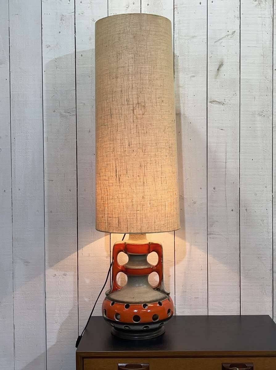 Lampe germany des années 70 avec son abat-jour d'époque