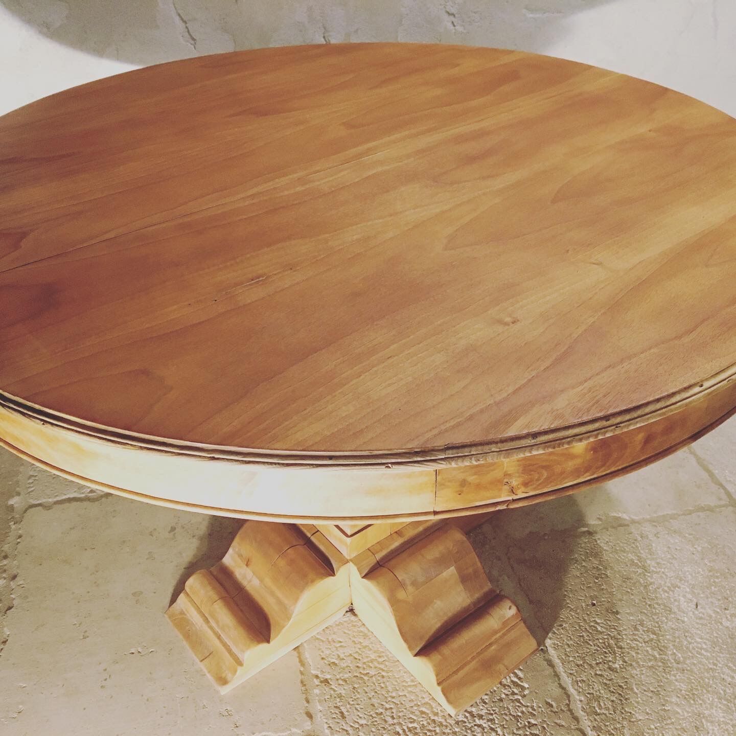 Round table with solid wood central leg entirely restored