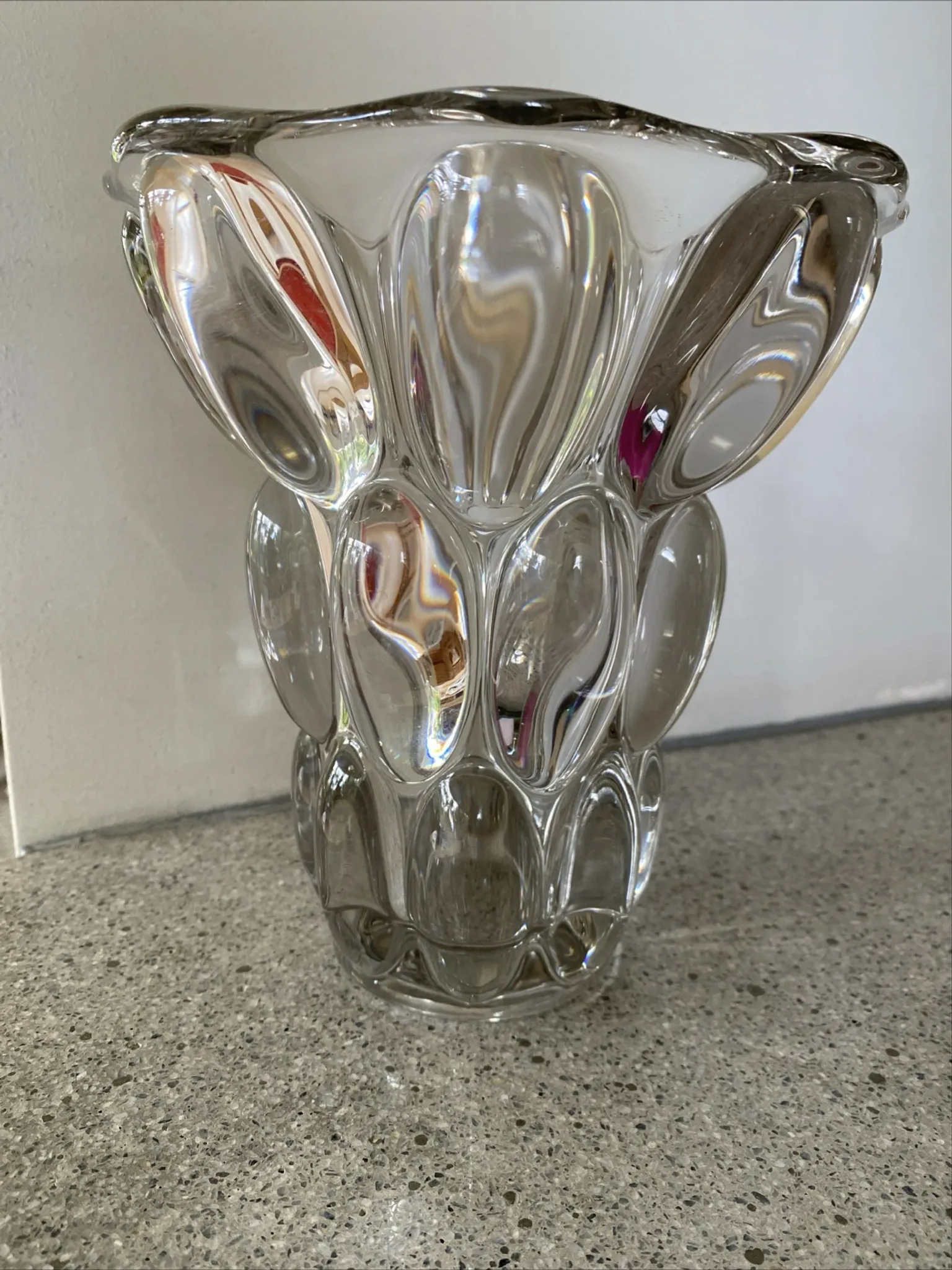 Pierre d'Avesn modernist vase in honeycomb crystal from the 1970s.