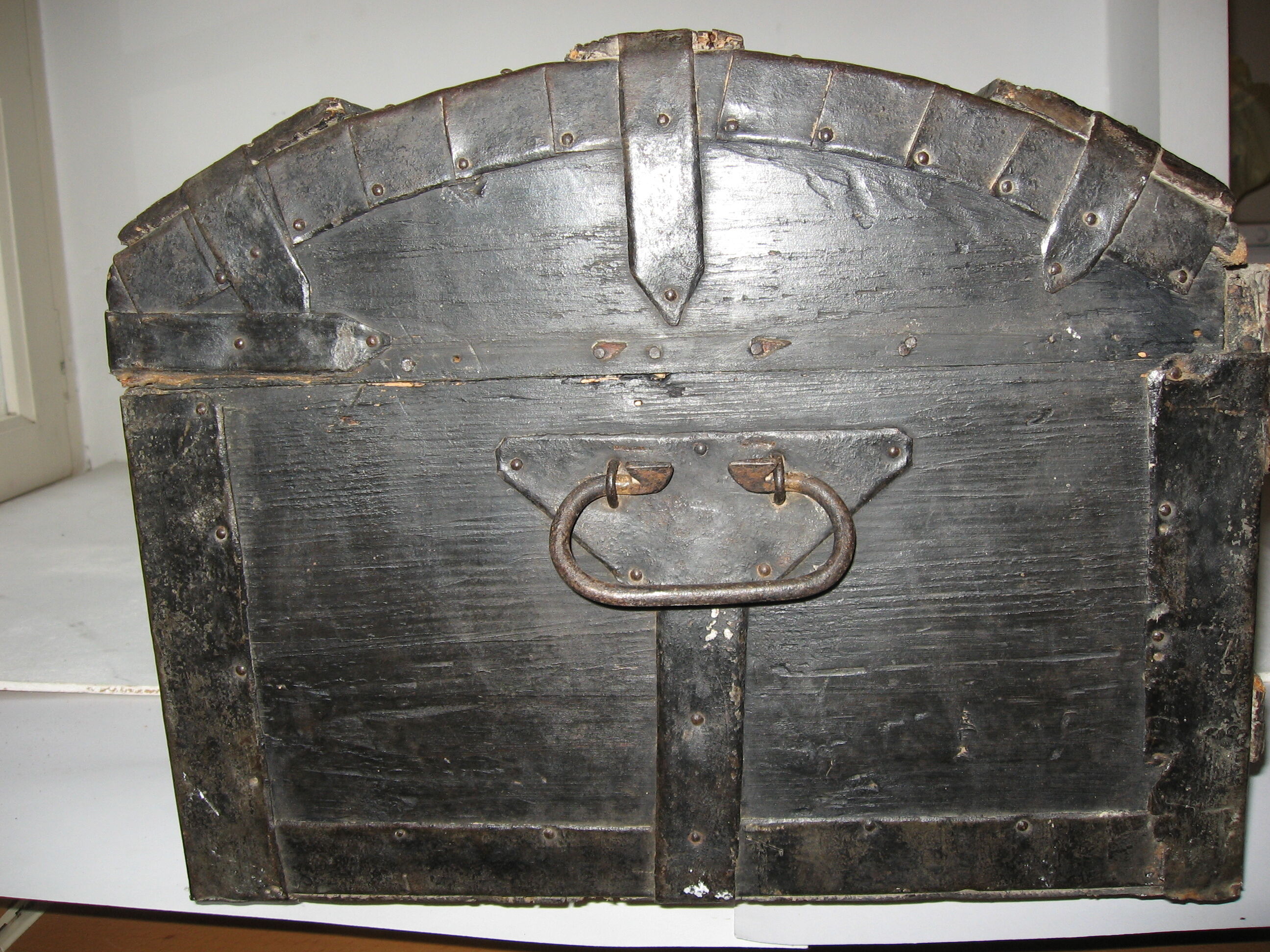 Trunk wood and leather