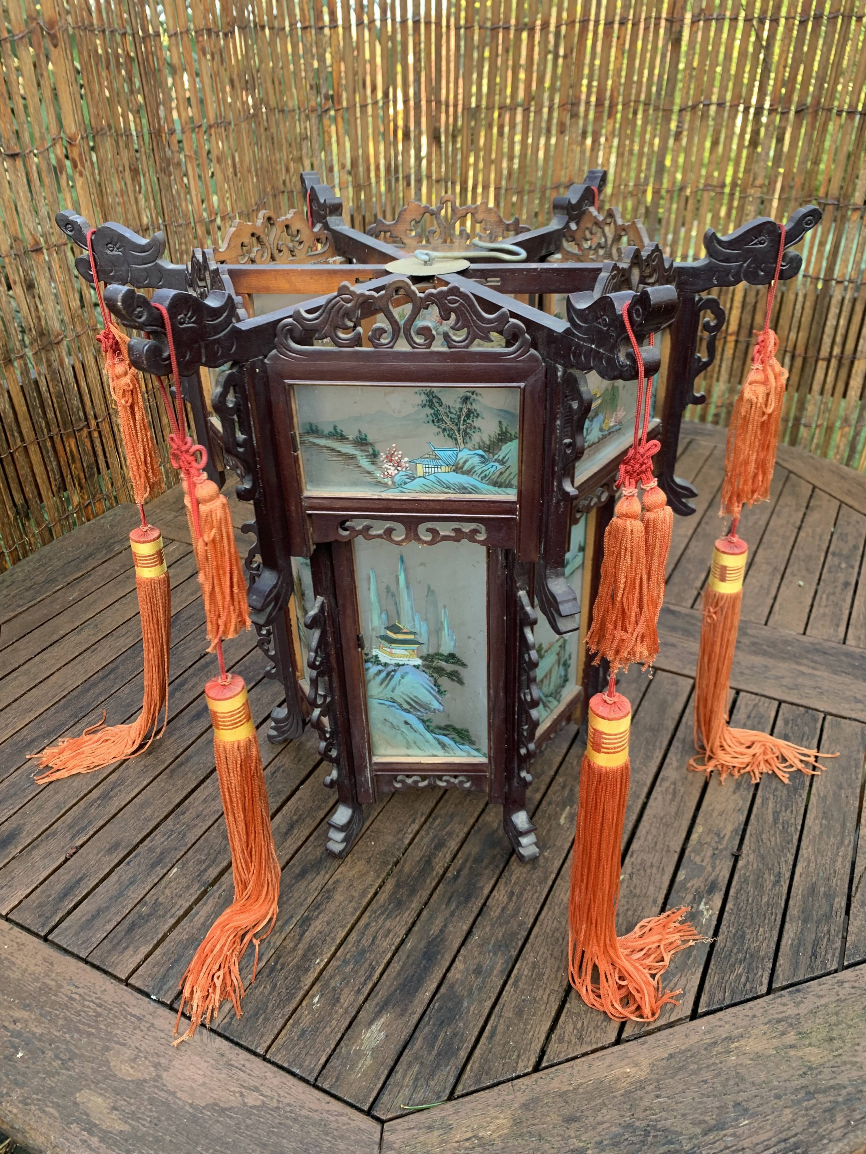 Lanterne chinoise vers 1900 en bois et verres peints