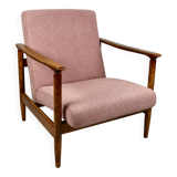 Fauteuil GFM-142 conçu par Edmund Homa des années 70, en bouclé rose - 2 pièces disponibles.