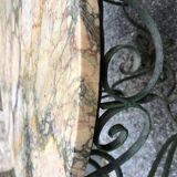 Guéridon en fer forgé et marbre