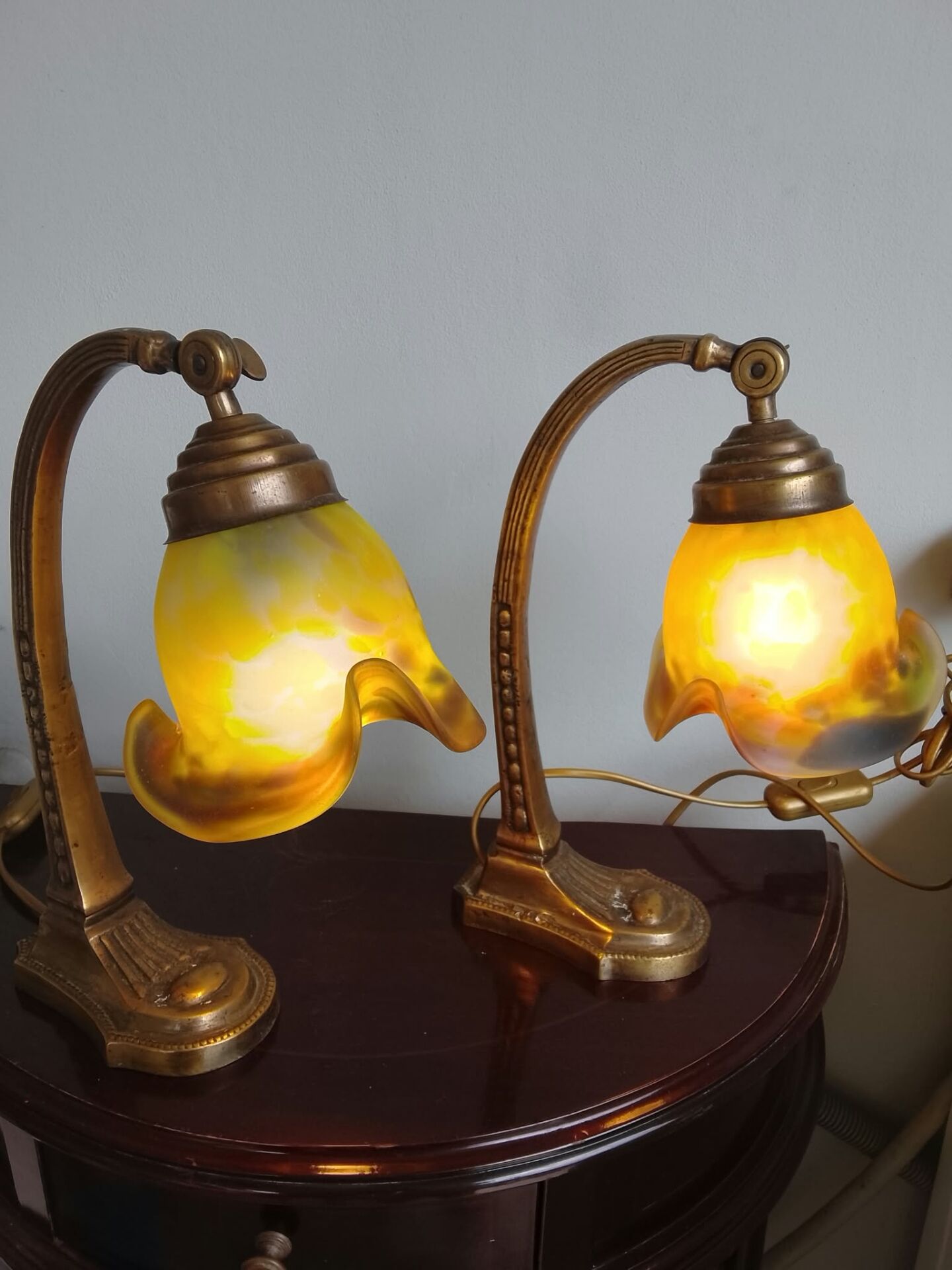 2 pretty lamps to be placed