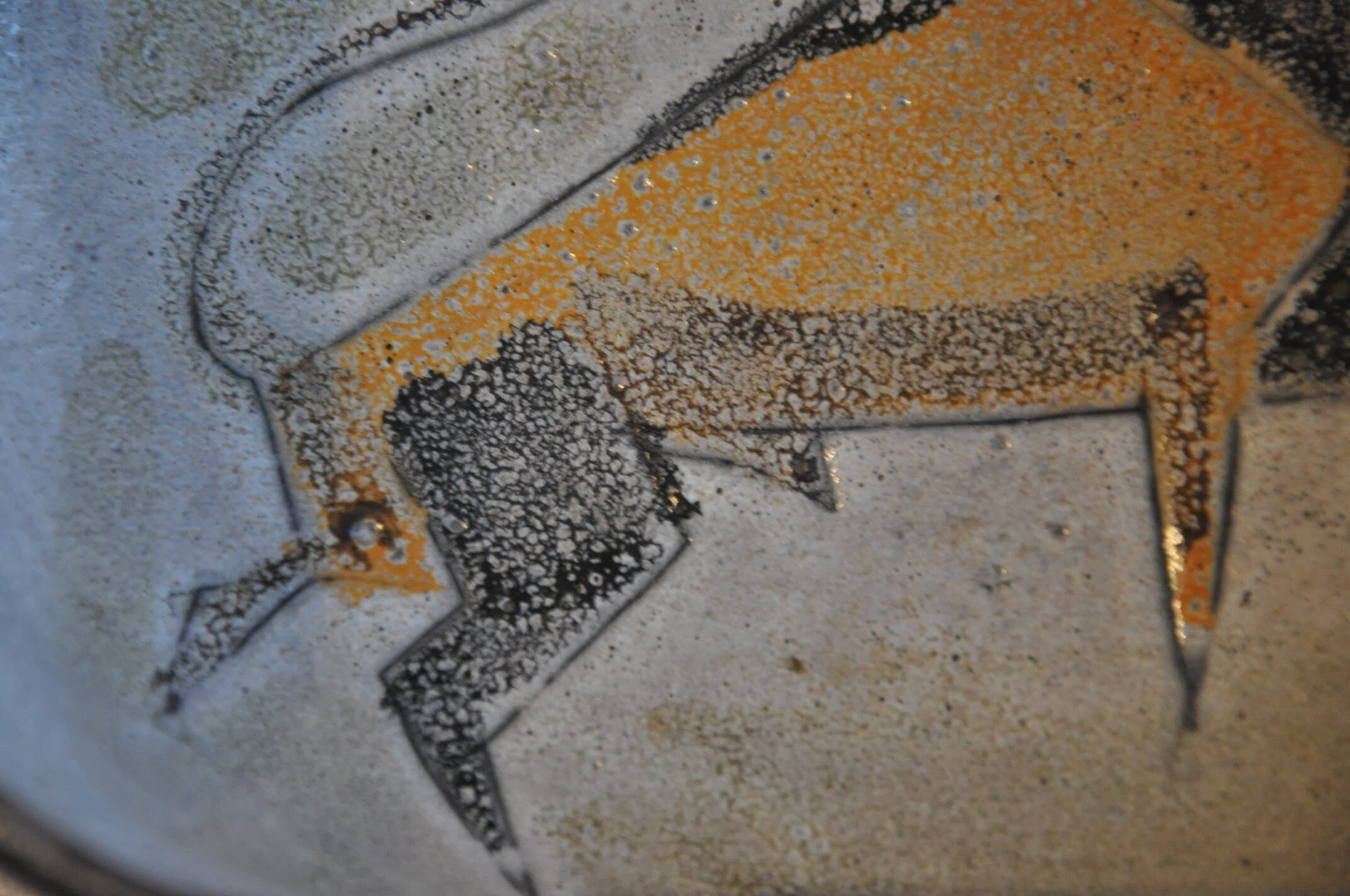 Plat creux en céramique décor au taureau Vallauris