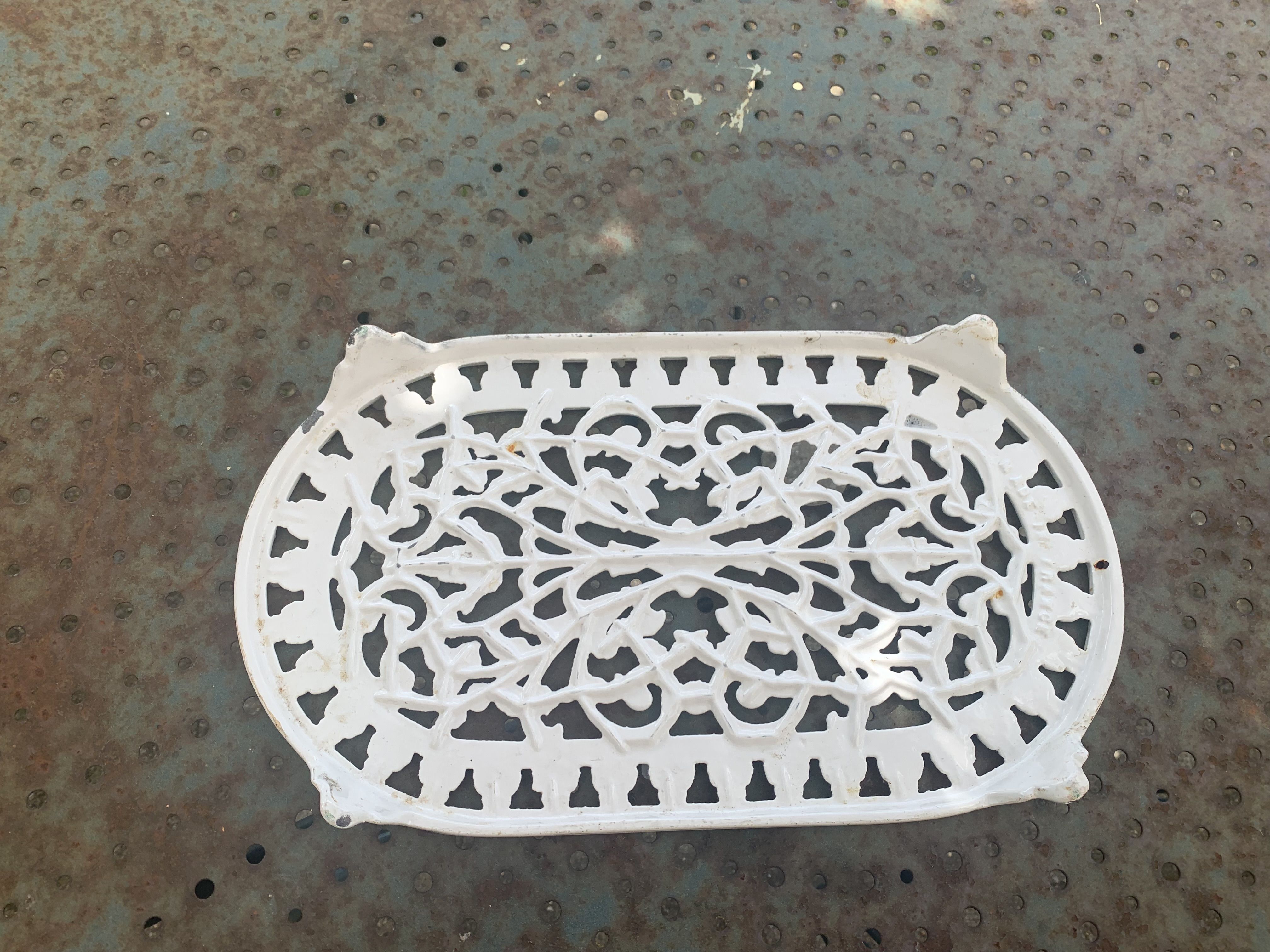 Trivety in cast iron