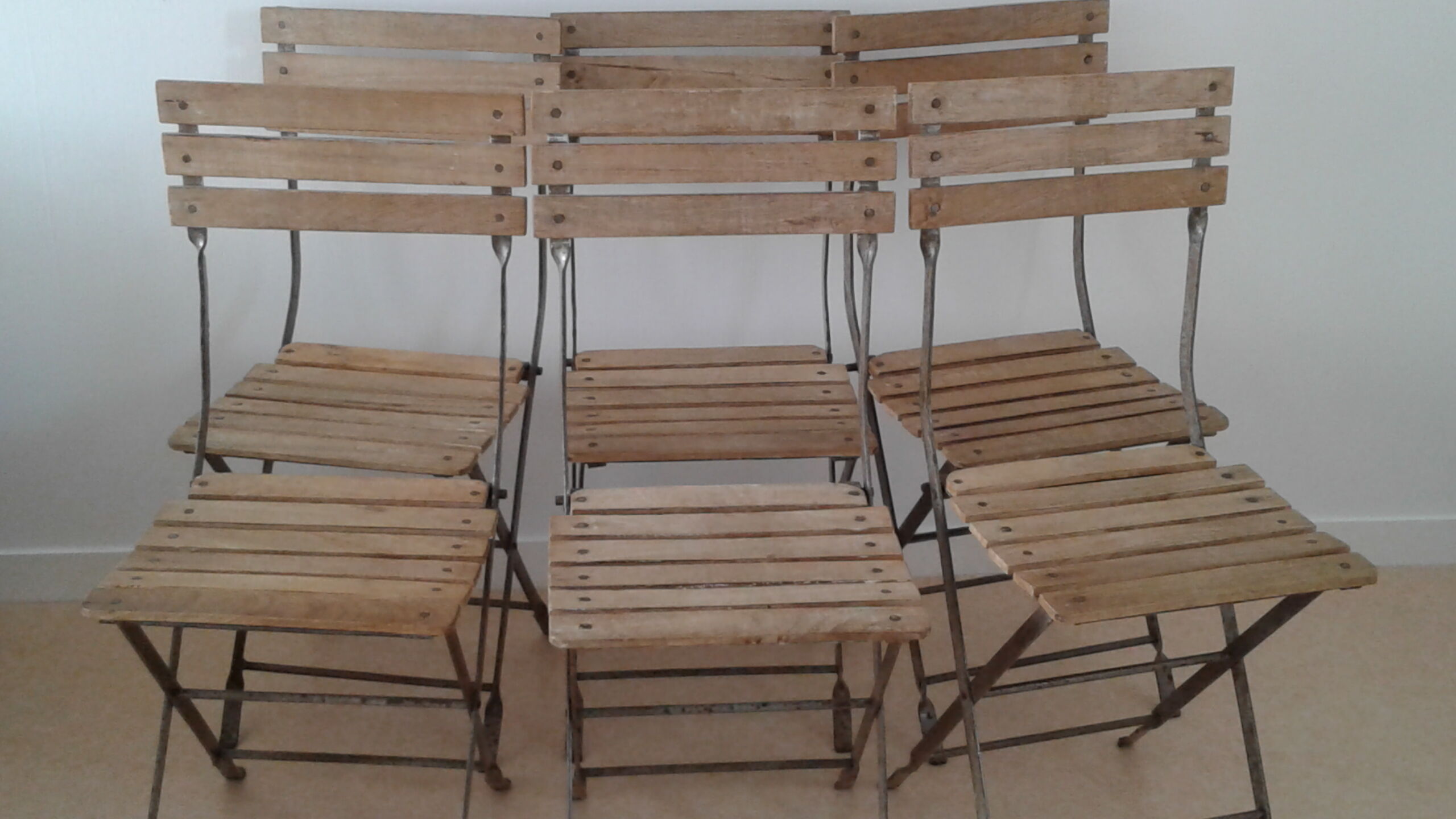 Chairs of wrought iron and wood white