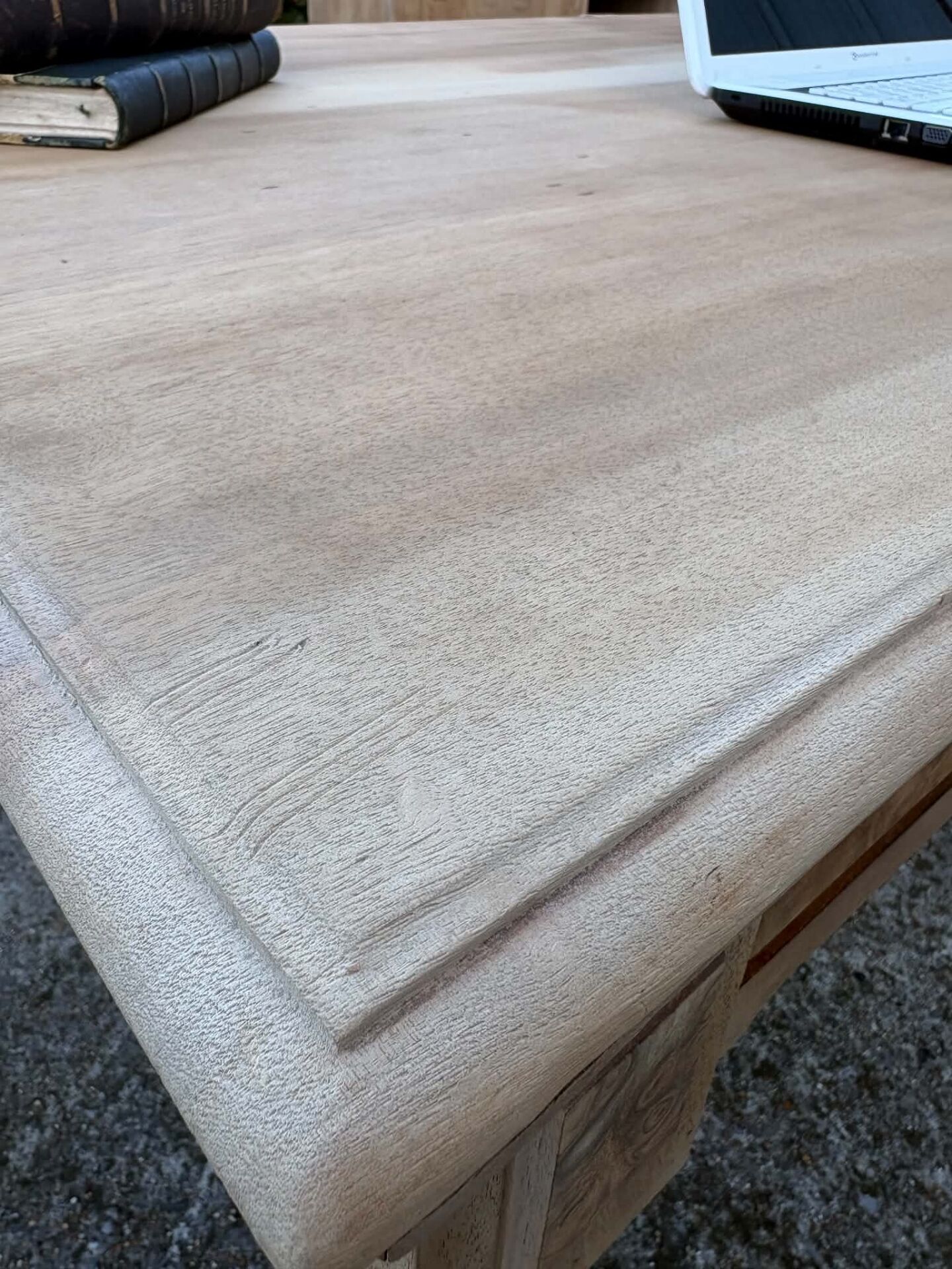 Grand bureau ancien en bois brut