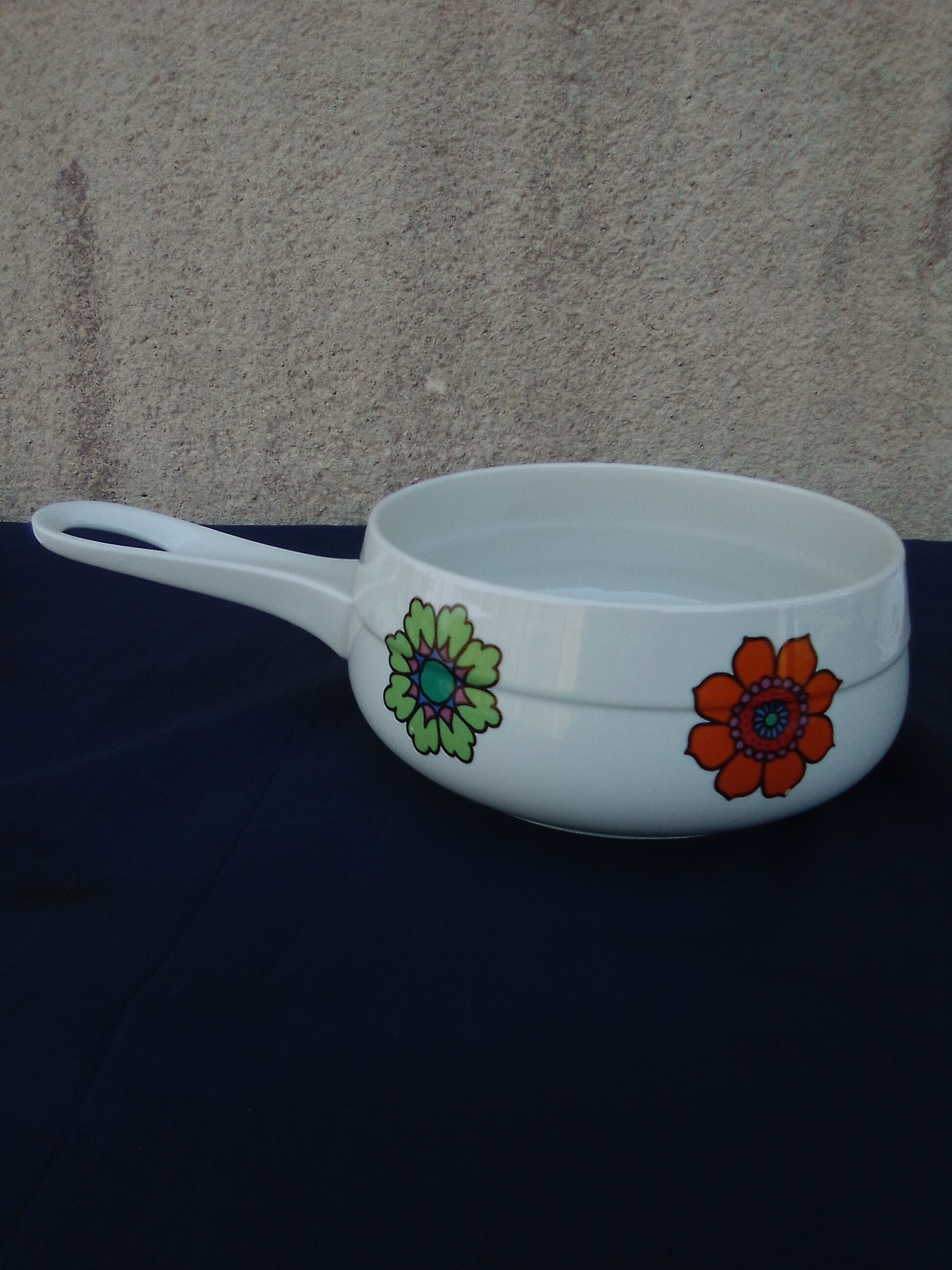 Poêlon caquelon Villeroy and Boch pattern flowers 70s pop age vintage diam 18 cm little served