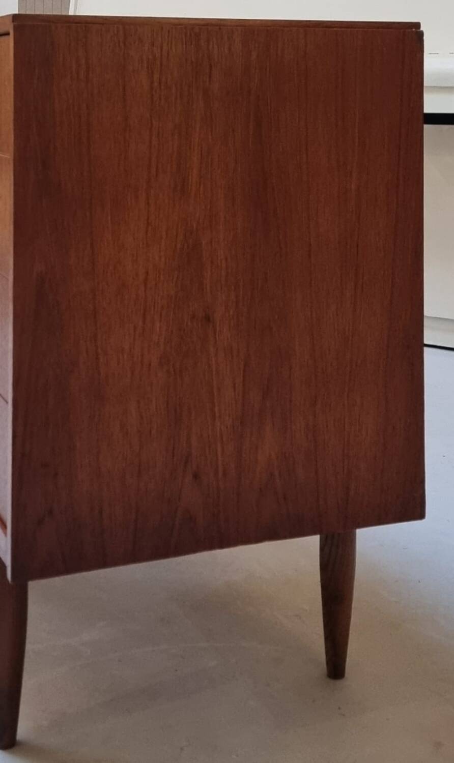 Commode à tiroirs du milieu du siècle