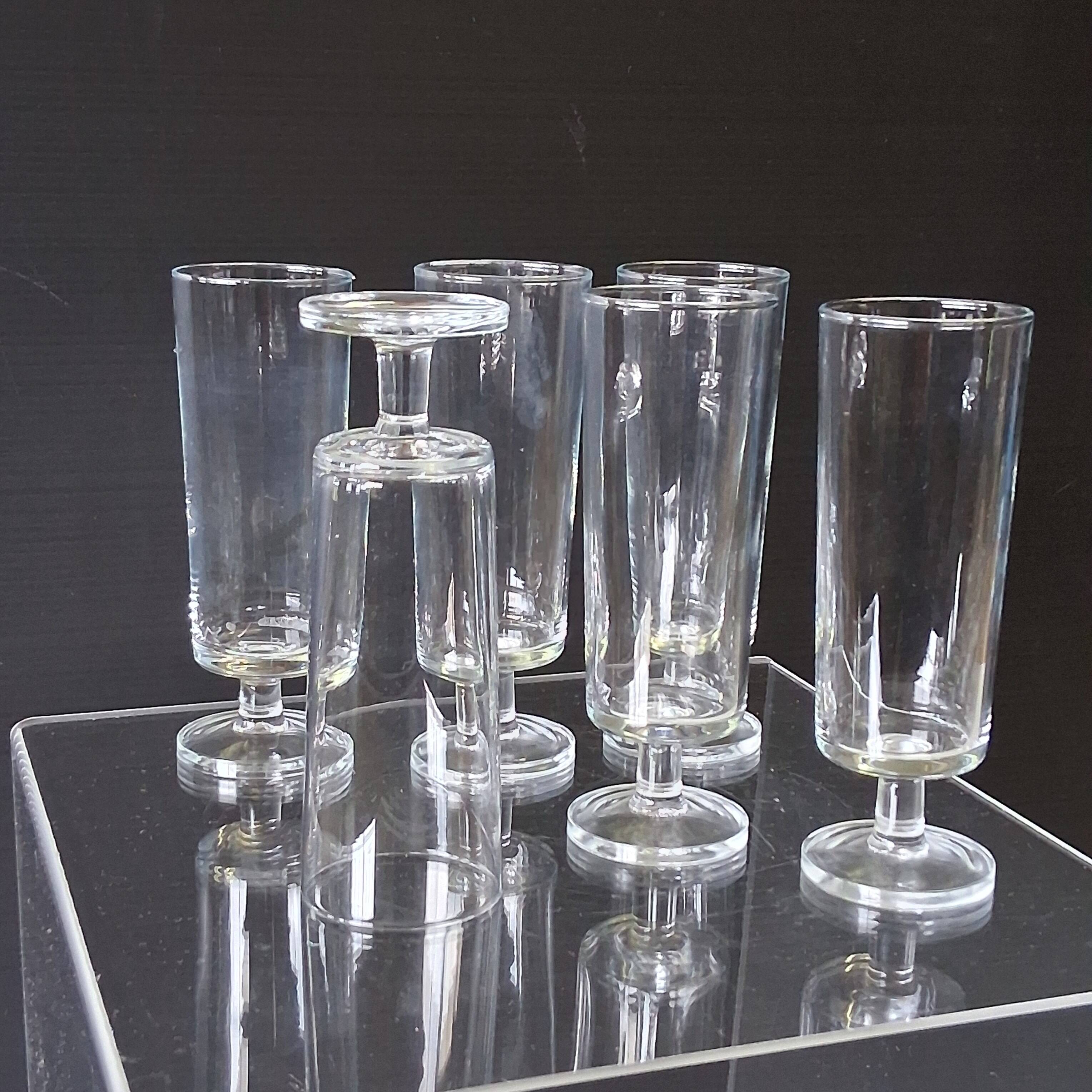 Set of 6 transparent glass flutes/coupes in very good condition.
