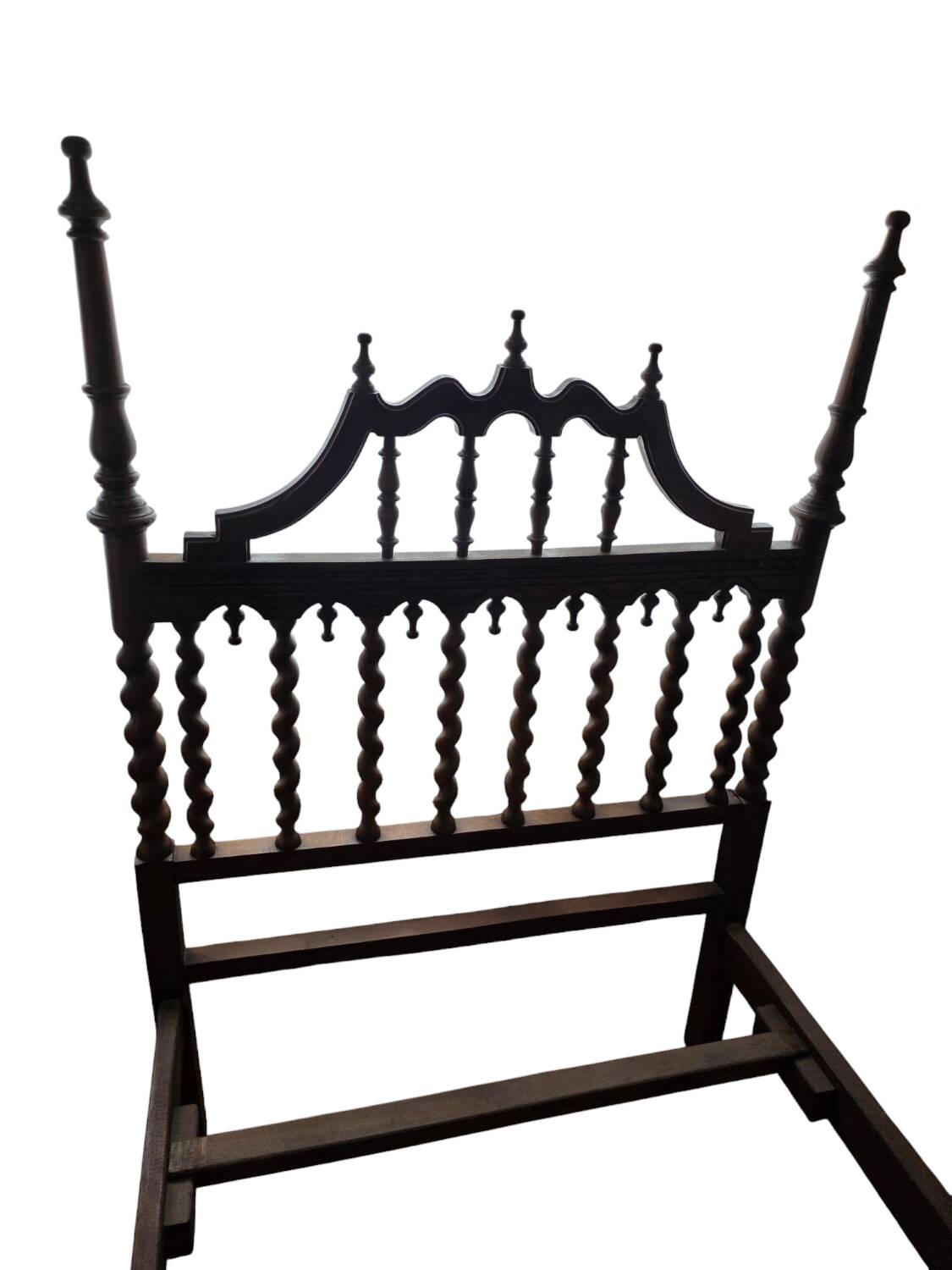 Paire de lits en bois sculpté