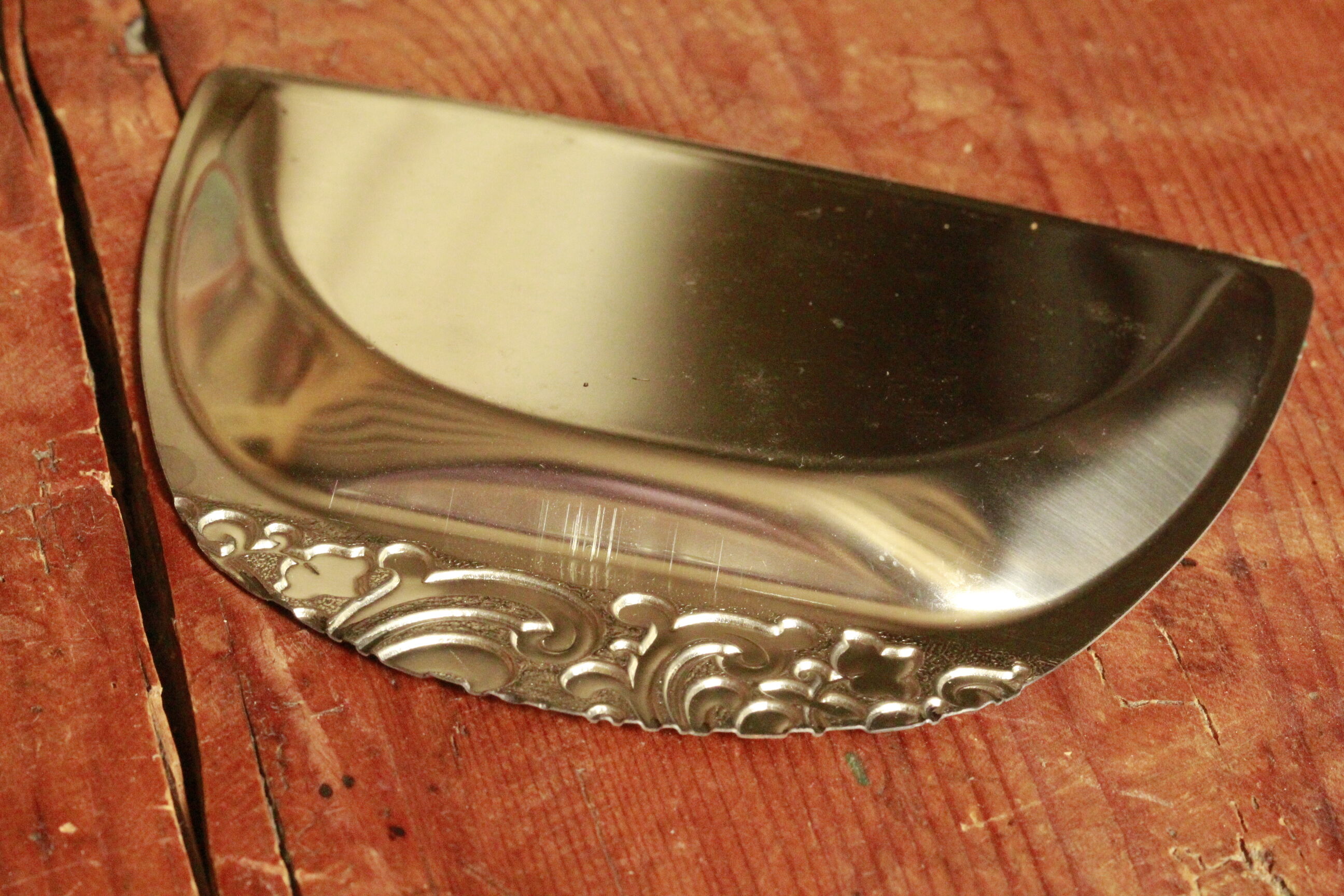 Shovel picks up crumbs