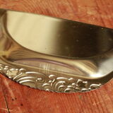 Shovel picks up crumbs