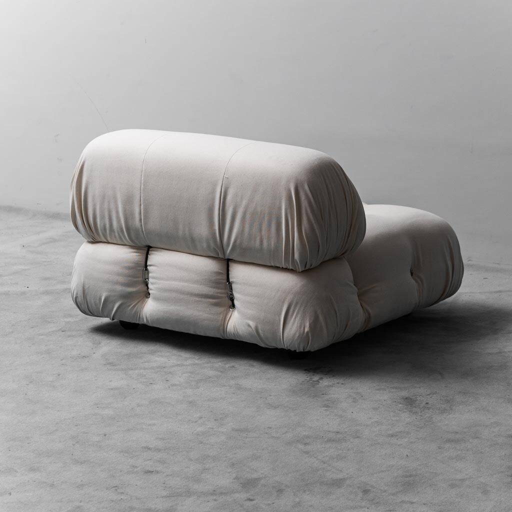 Camaleonda armchair in white cotton: retro-modern style from the 70s.