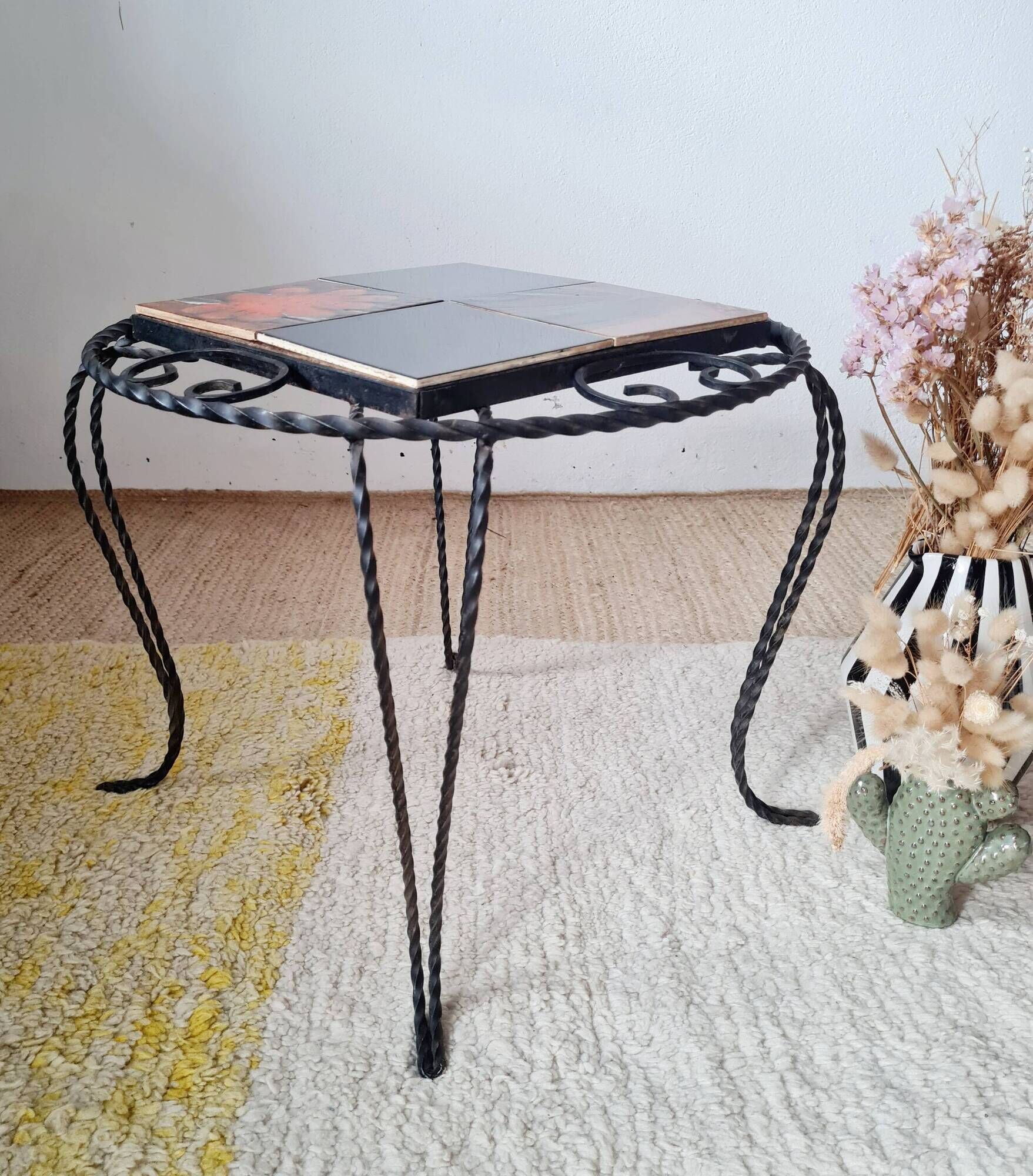 Small coffee table from the 1950s in wrought iron and glazed ceramic.