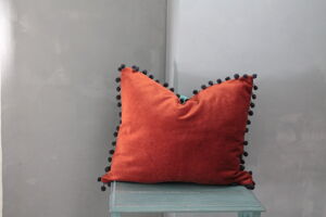Coussin Double Face Unique En velours D'ameublement D'éditeur Rayé Multicolore Et Bleu Turquoise À Pompons