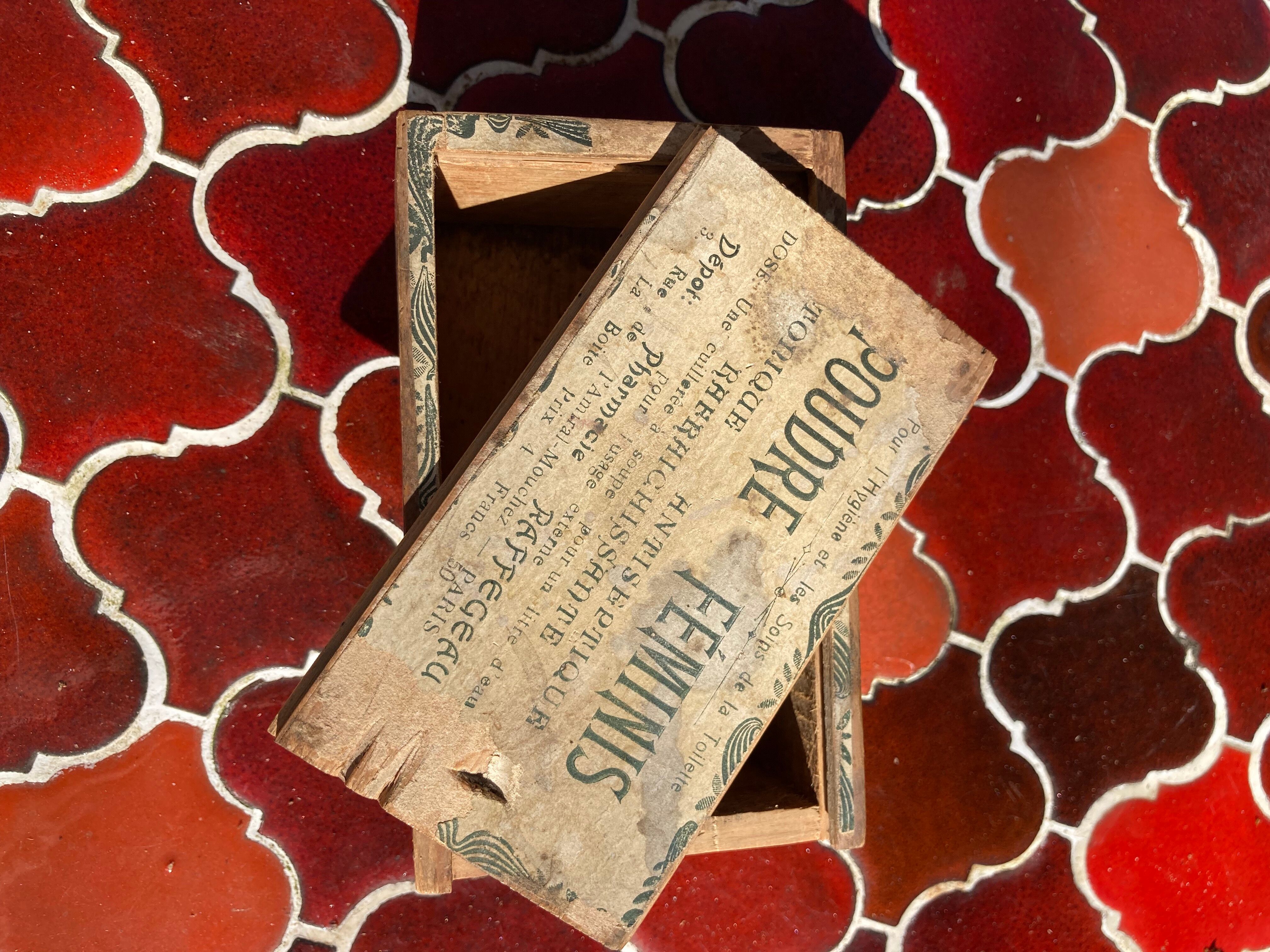 Wooden box Feminis Powder