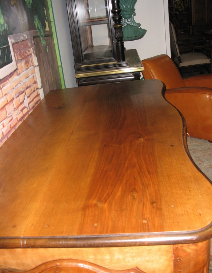 Crossbow in 18th century Walnut Louis XV Dresser