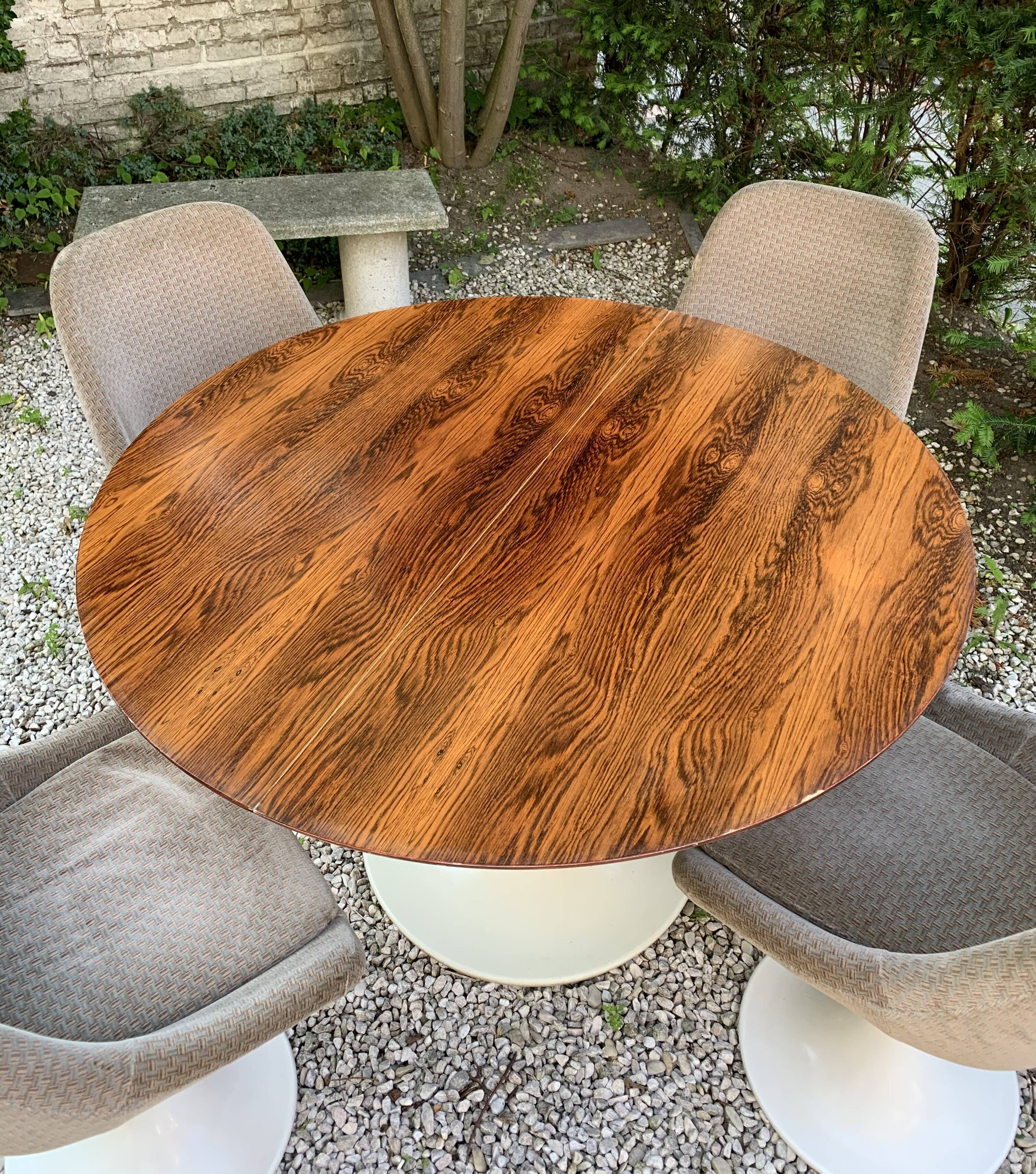 Table 70 and 4 tulip chair