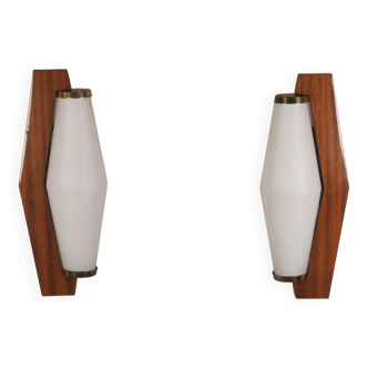 Pair of Scandinavian modernist wall sconces Teak and opaline, Decorative Arts of the twentieth century