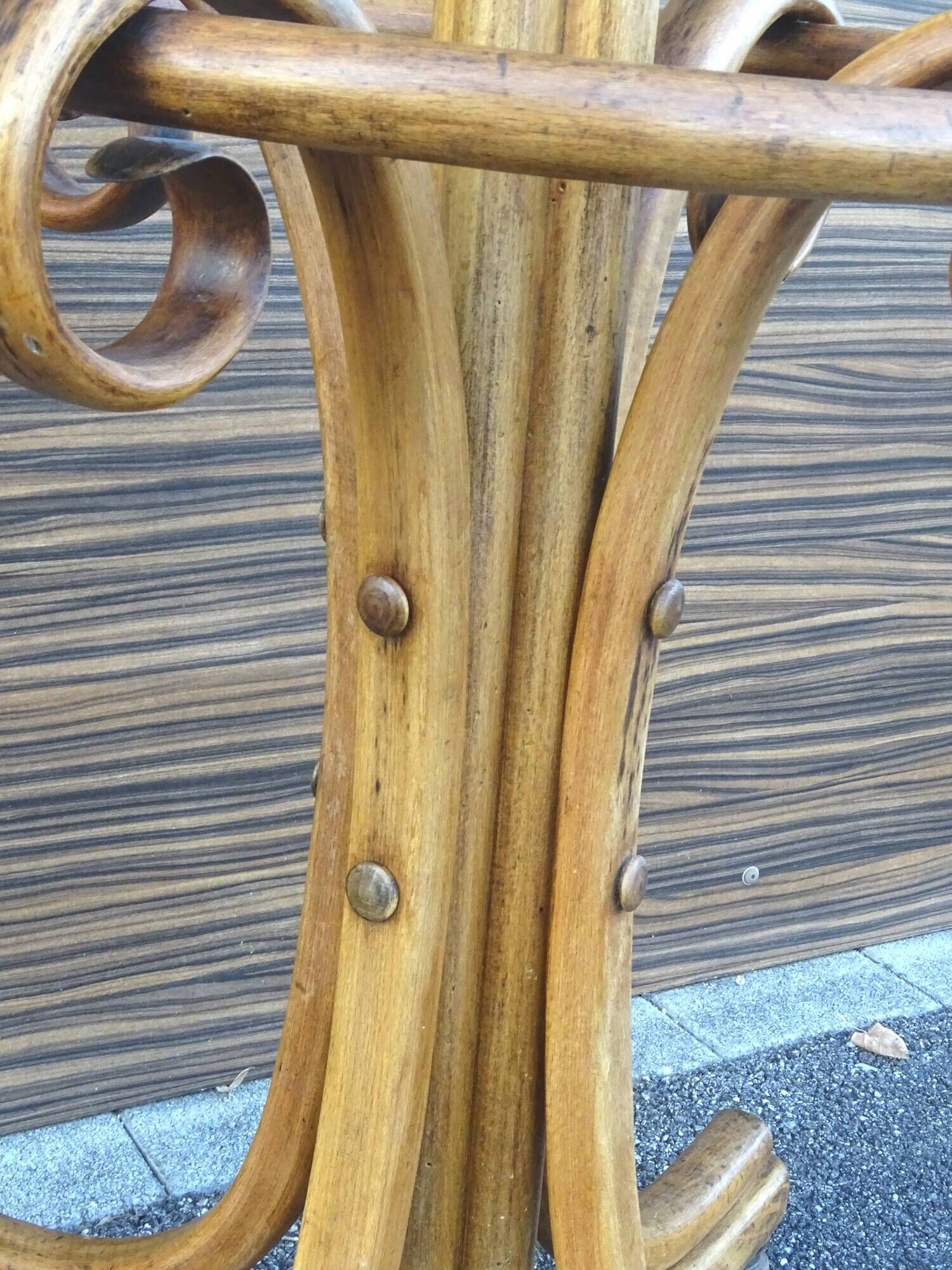 Parrot coat rack with 8 hooks, bistro style, not Thonet, around 1910.