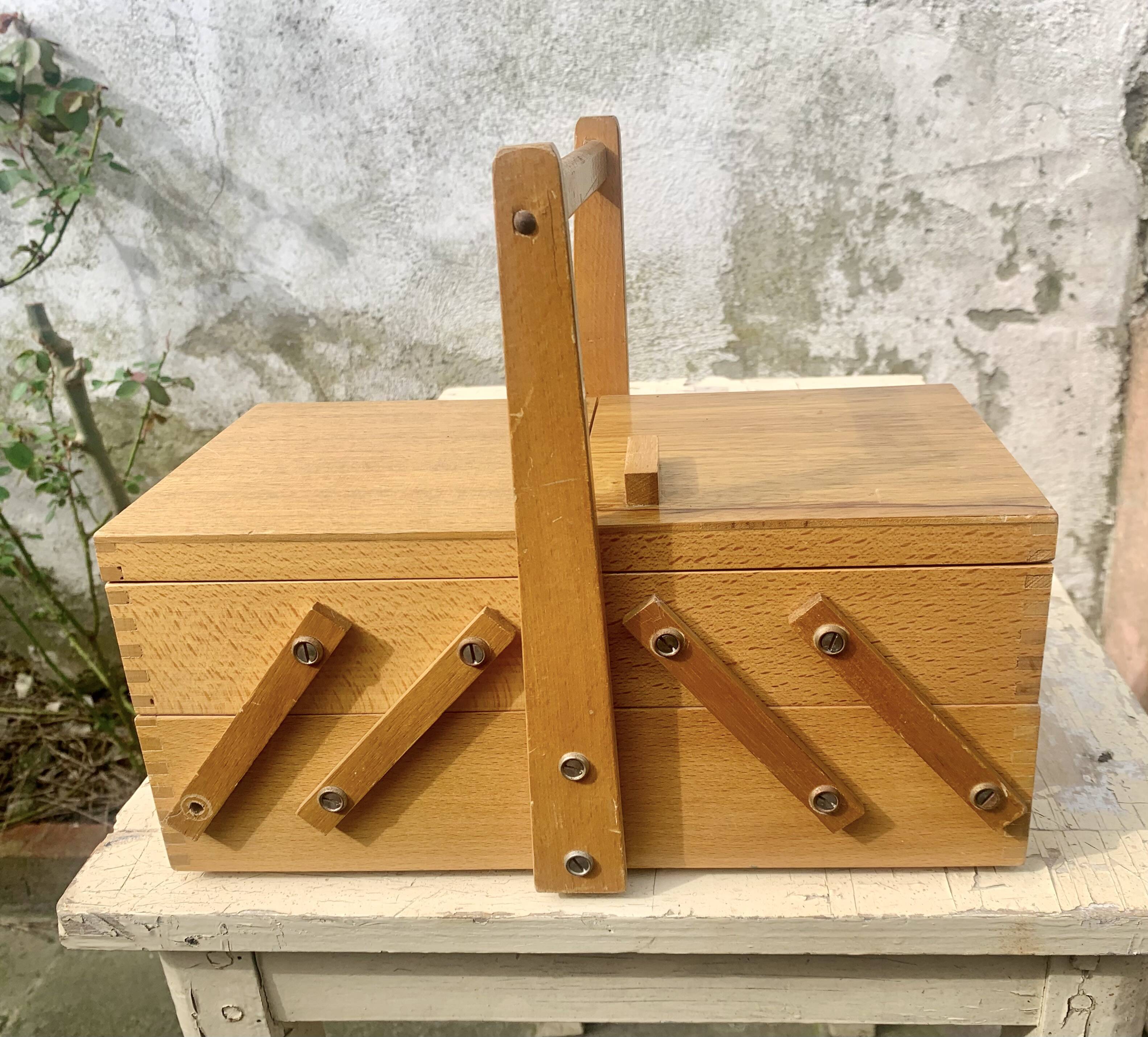 Petite travailleuse en bois vintage