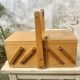 Petite travailleuse en bois vintage