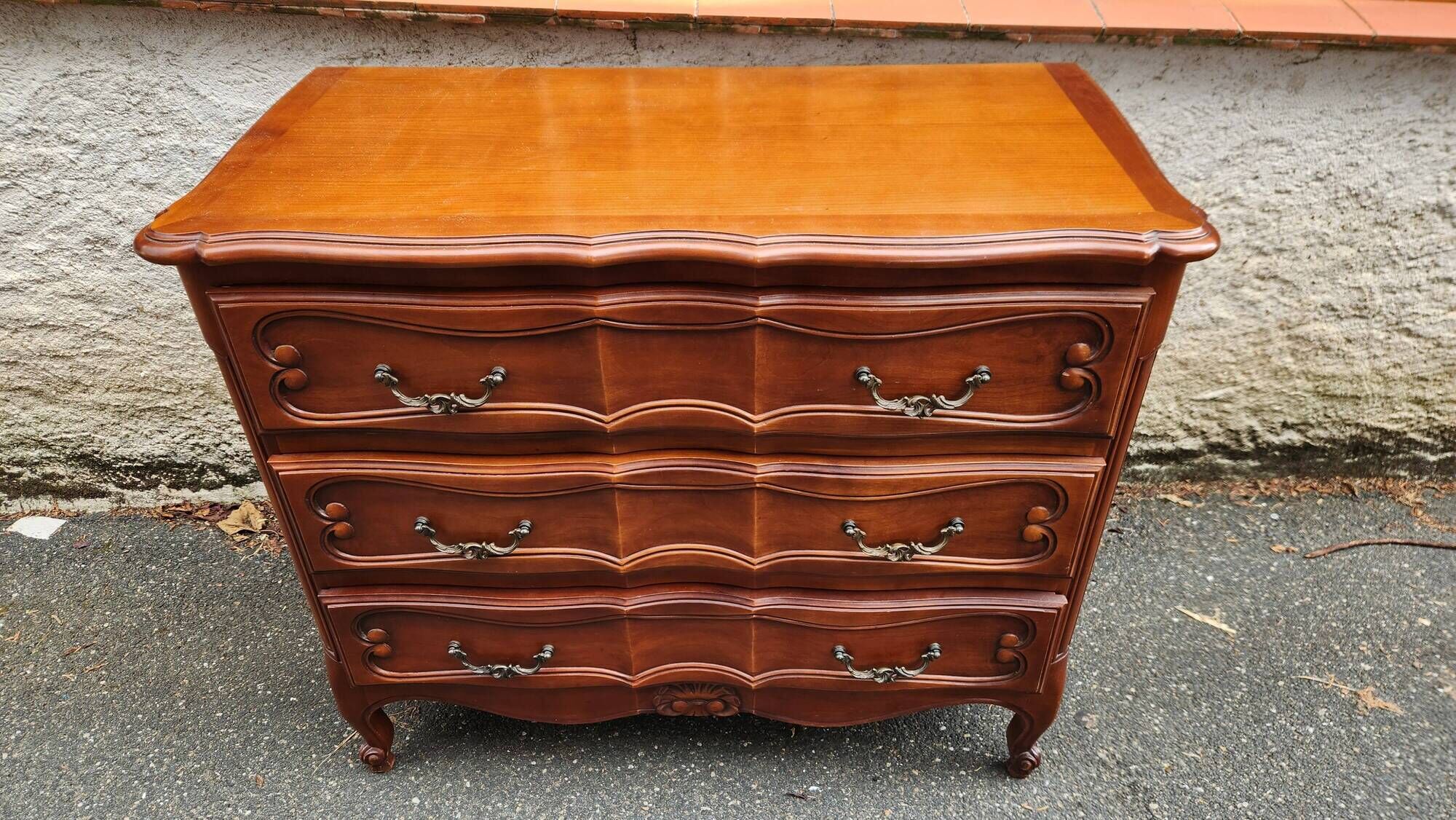 Varnished wooden chest of drawers with 3 drawers