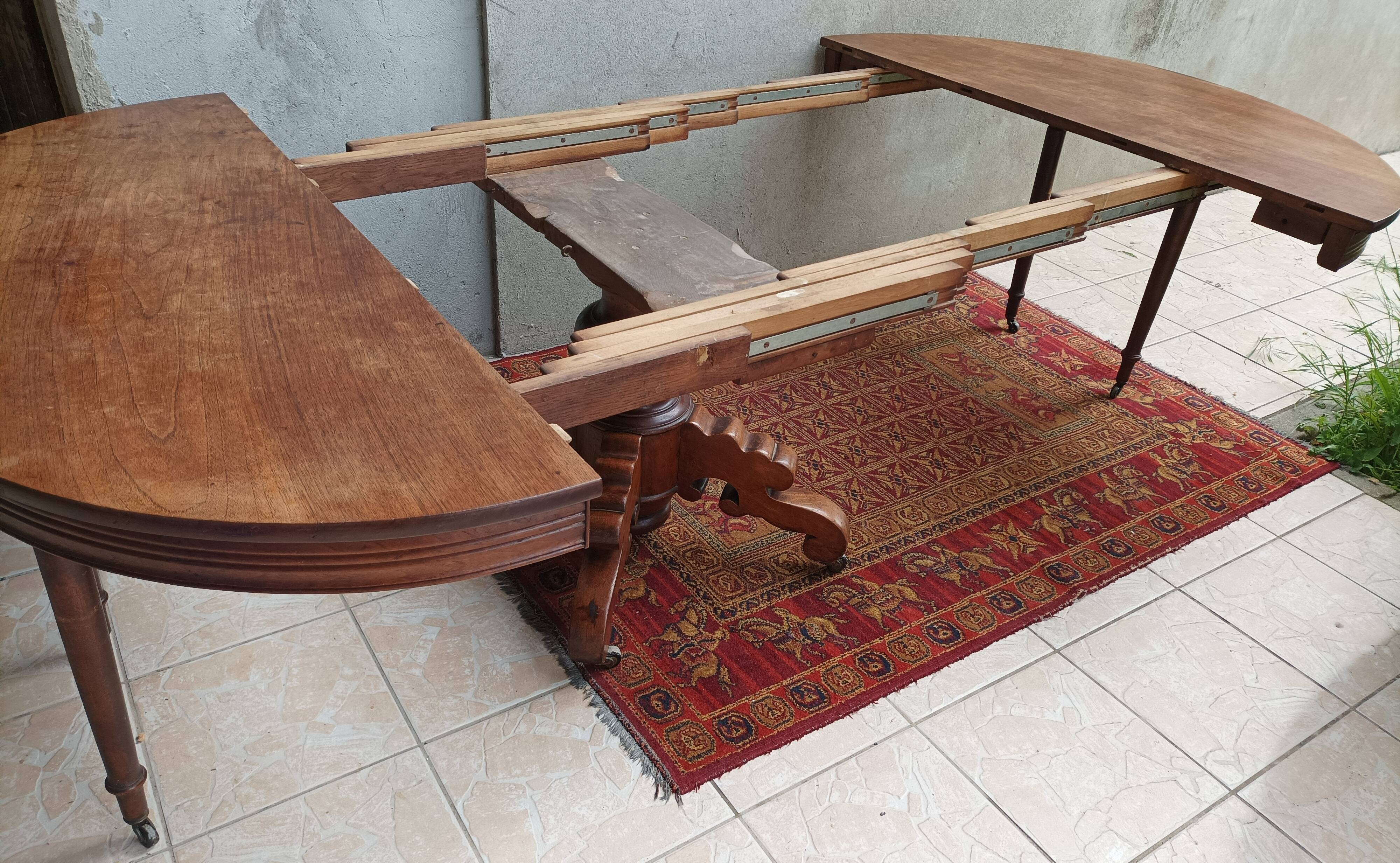 English oval table with 19th century mahogany extensions