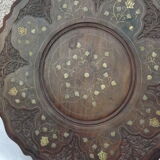 Paire de petites tables guéridon indienne en bois sculpté et orné