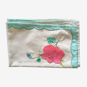 Embroidered rectangular placemat or centerpiece