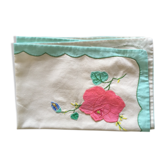 Embroidered rectangular placemat or centerpiece