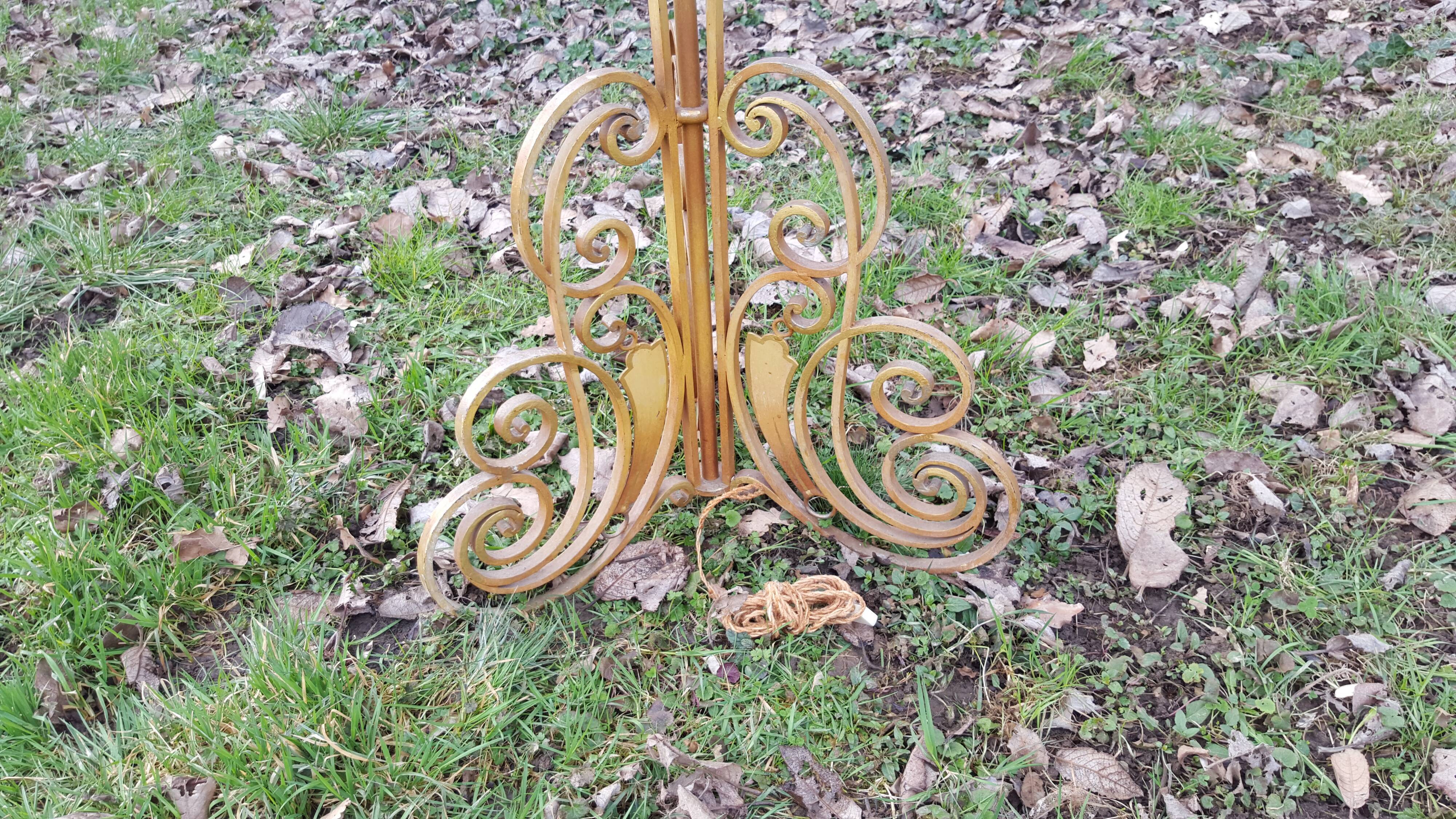 Art de wrought iron lamppost