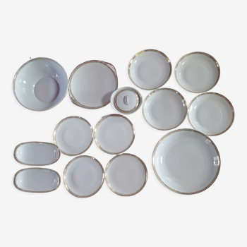 Service vaisselle de 14 pieces en procelaine blanche de limoges avec motifs et liseré dorés