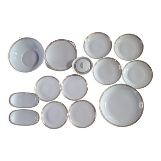 Tableware service of 14 pieces in white Limoges procelaine with patterns and golden edging