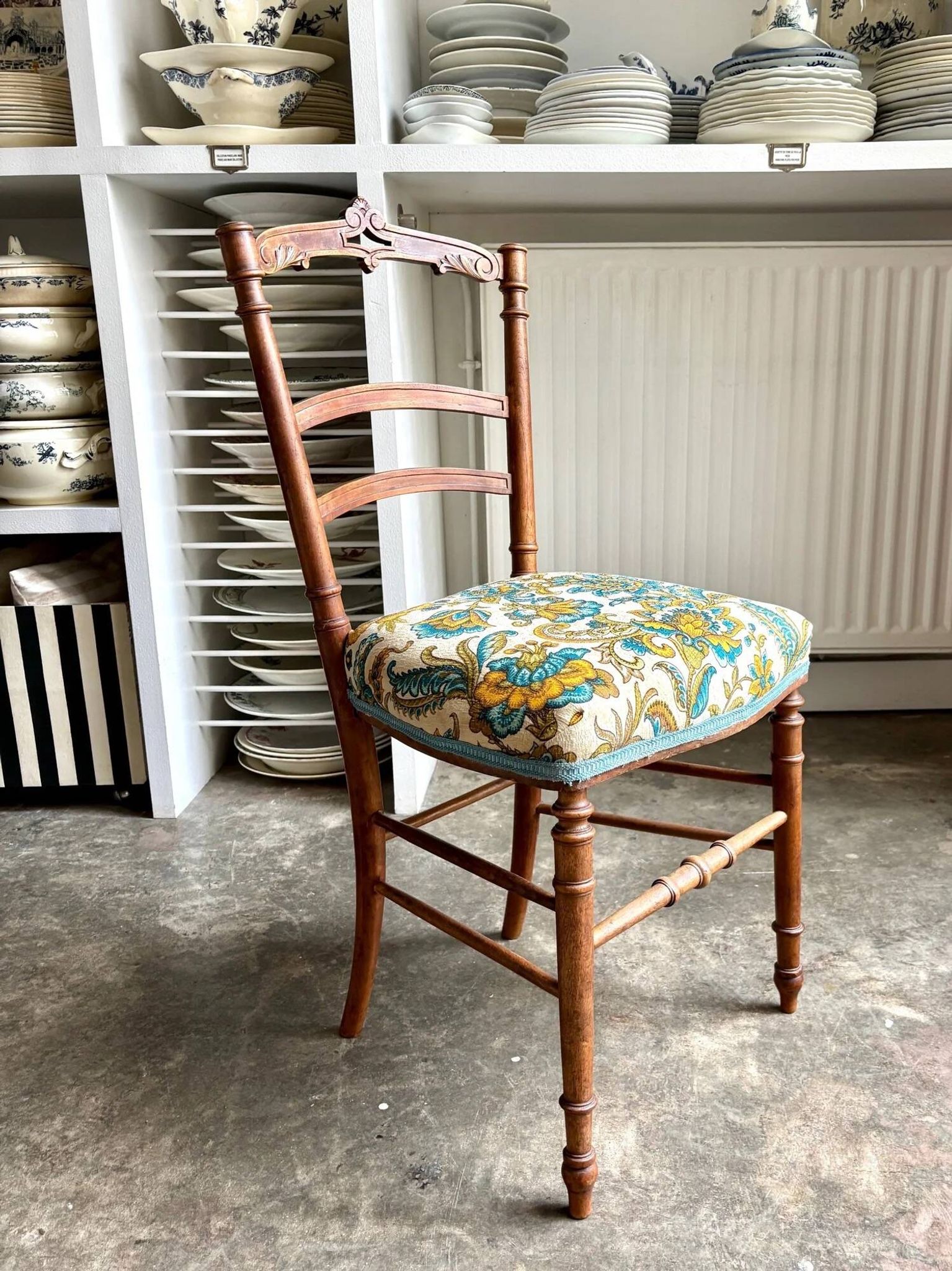 Chaise en bois ciselé et coton imprimé
