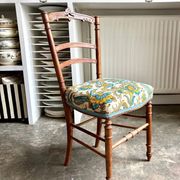 Chaise en bois ciselé et coton imprimé