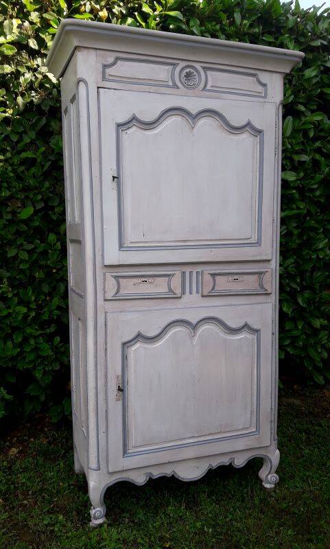 Bonnetière, standing man, Louis XV, 18th century walnut