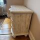Commode en bois blanc