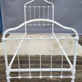 White metal bed “in its own juice” to be repainted