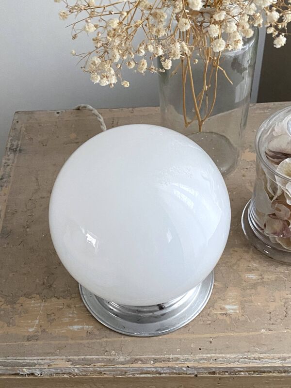 Petite lampe à poser globe opaline