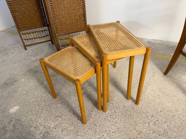 Suite de tables gigognes scandinaves en bois et cannage – années 1960