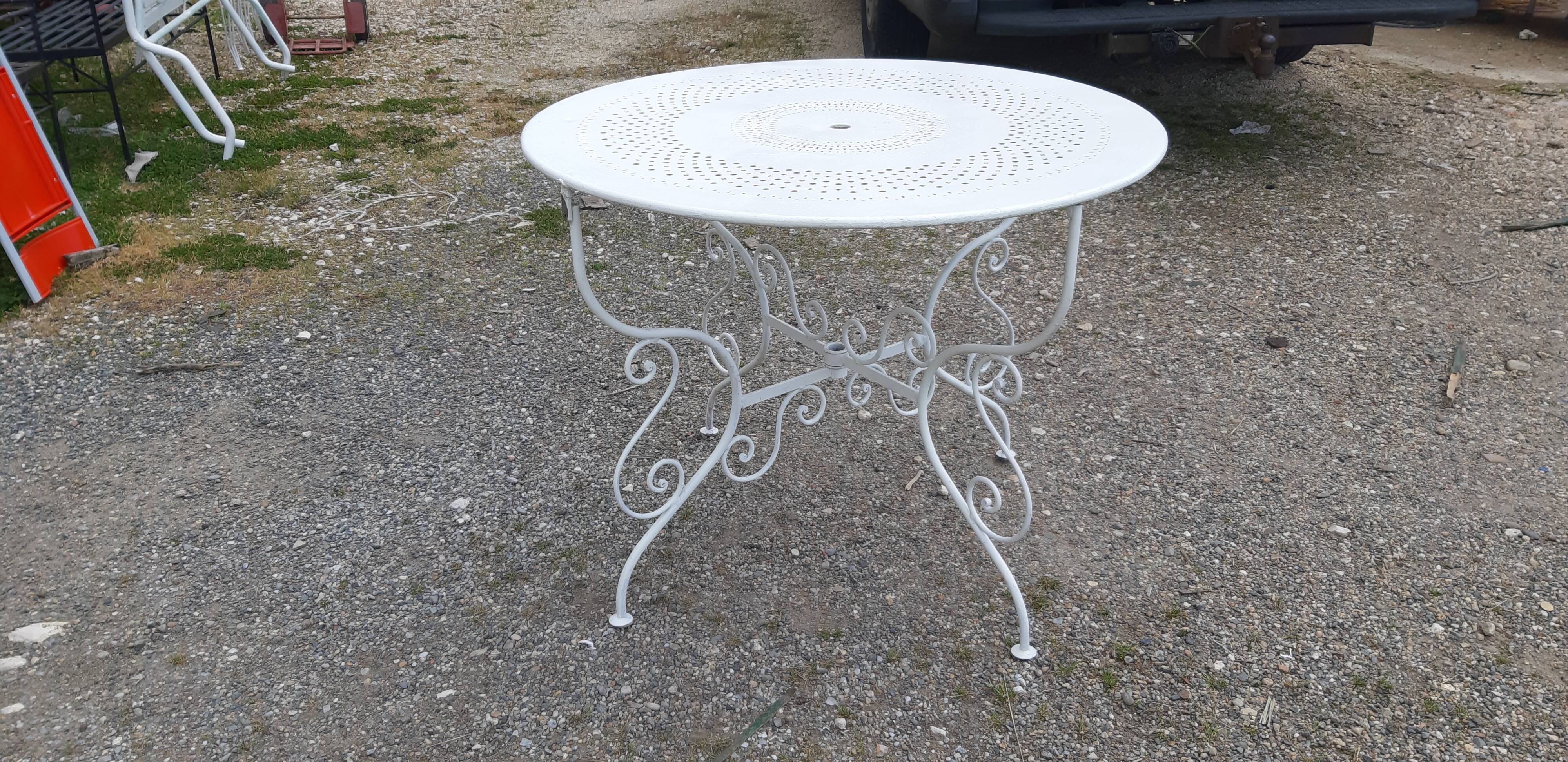 Garden table 1900 in wrought iron