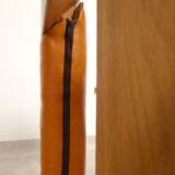 2 fauteuils en chêne et cuir cognac par Skilla