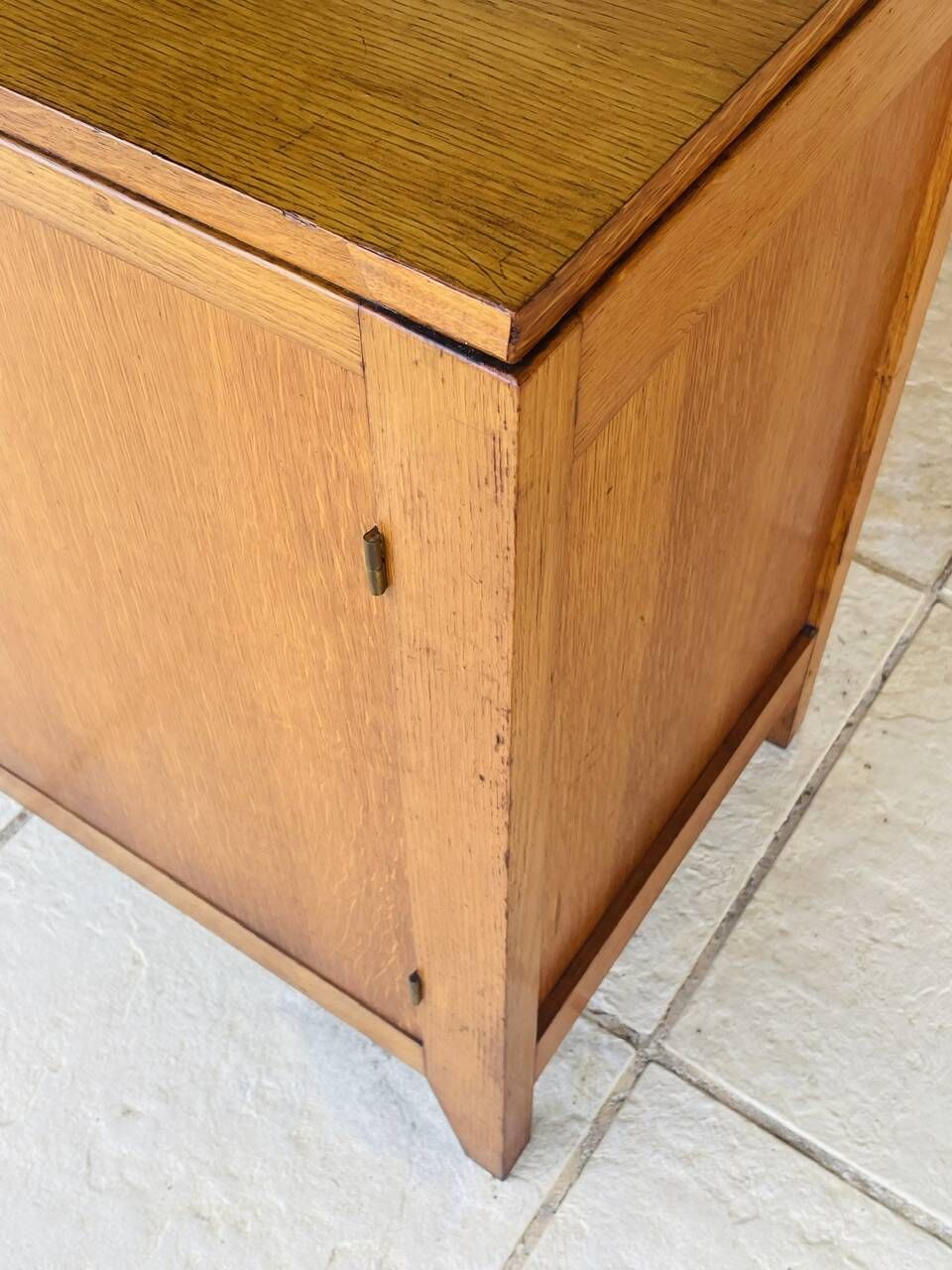 Vintage oak storage unit with drawers from the 50s/60s.