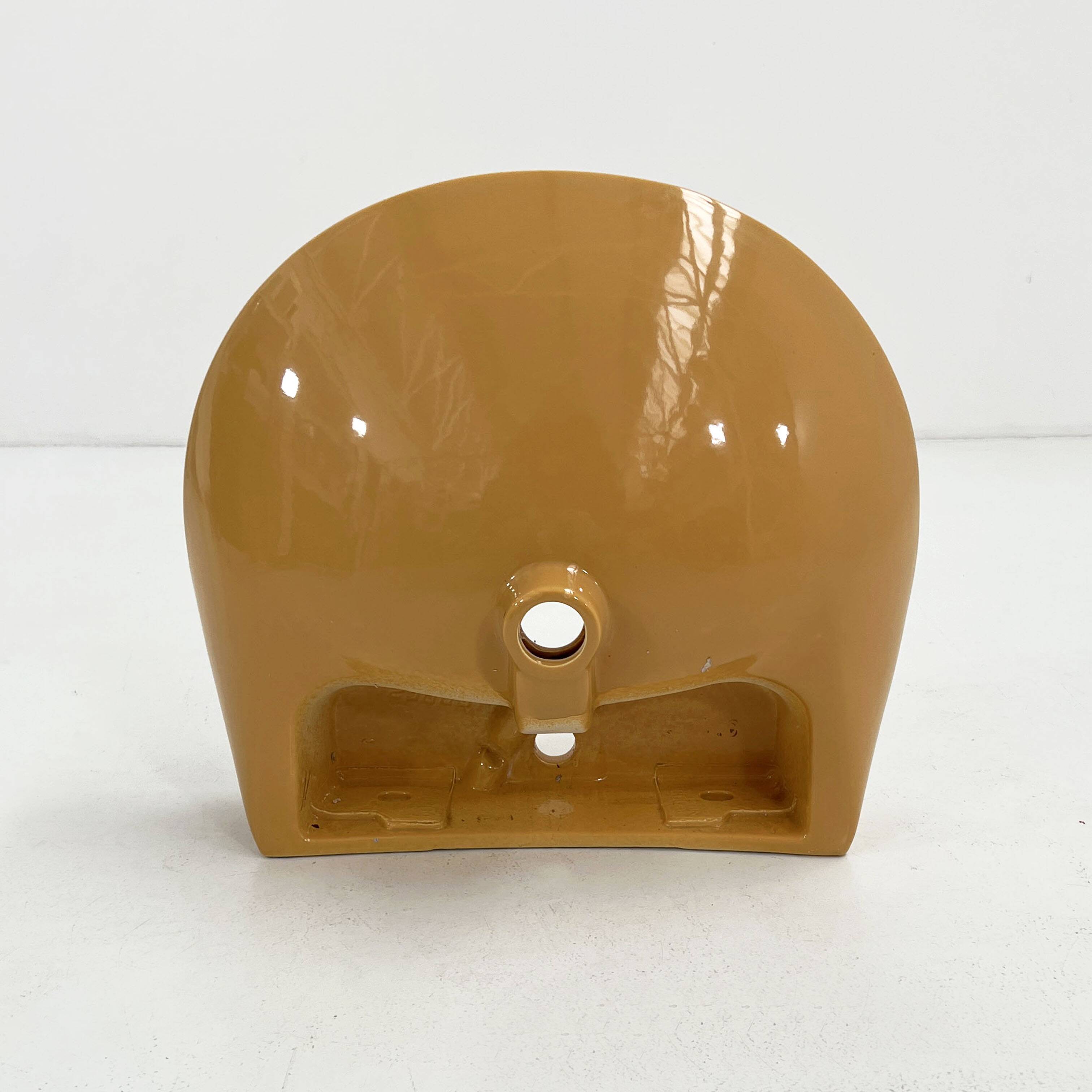 Lavabo moutarde de Keramag Keravit, 1980