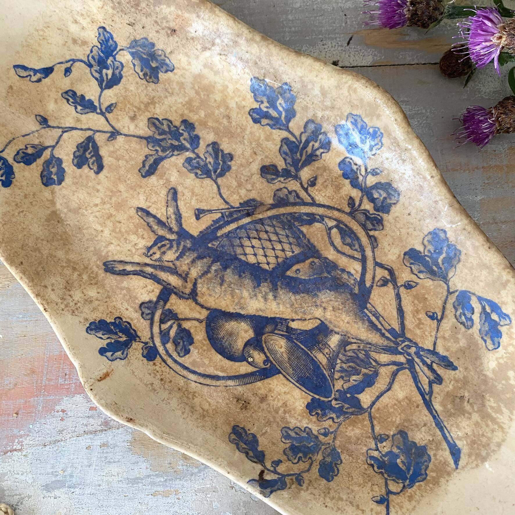 Ravier ancien en Terre de Fer  lapin "au tapis rouge Paris"